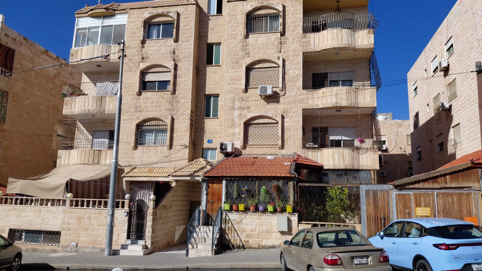 شقة شبه ارضيه للبيع في حي الاقصى